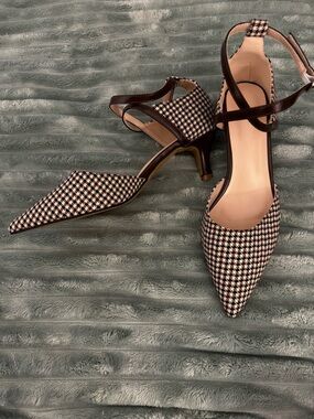 Pointed Toe Houndstooth Ankle-Strap Pumps - Brown & White